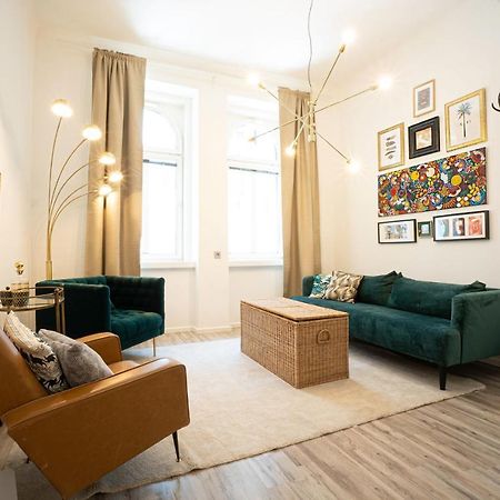 2-Room Apartment On The First Floor With Designer Renovation. Exit To The Courtyard. 15 Minutes To Schloss Schoenbrunn Wenen Buitenkant foto