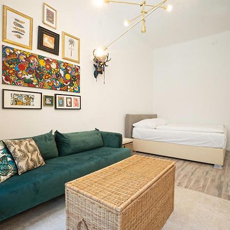 2-Room Apartment On The First Floor With Designer Renovation. Exit To The Courtyard. 15 Minutes To Schloss Schoenbrunn Wenen Buitenkant foto