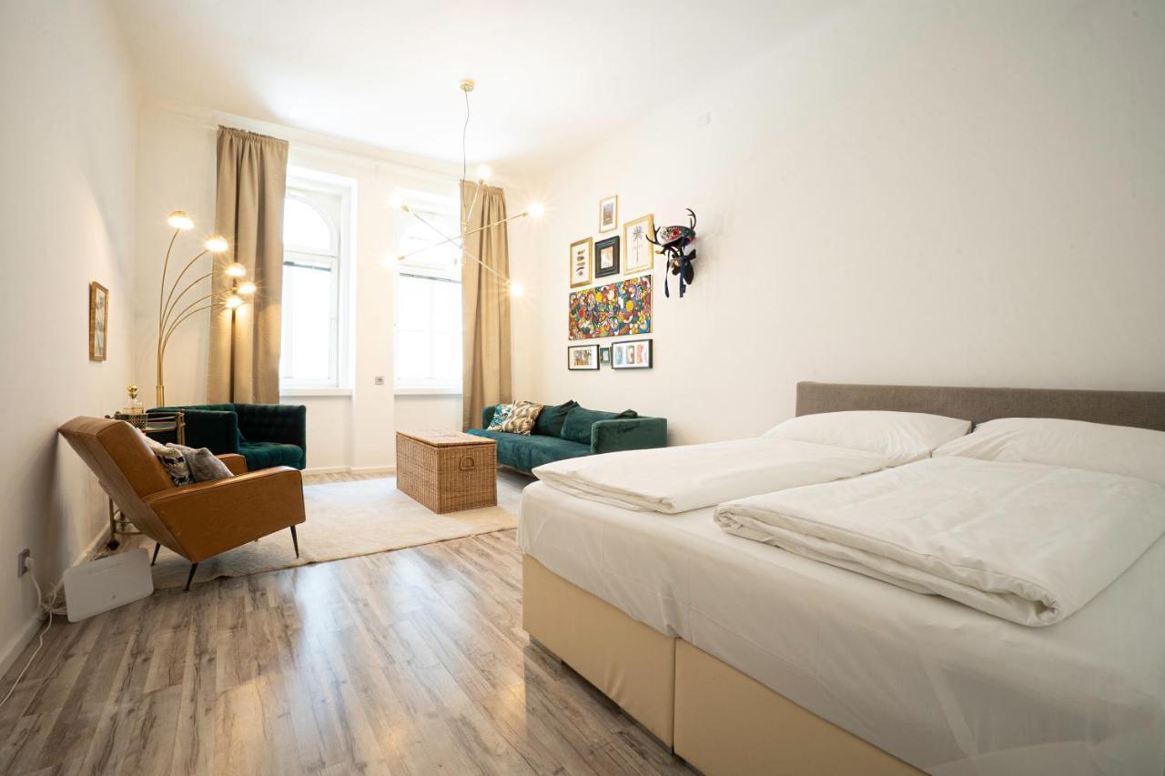 2-Room Apartment On The First Floor With Designer Renovation. Exit To The Courtyard. 15 Minutes To Schloss Schoenbrunn Wenen Buitenkant foto