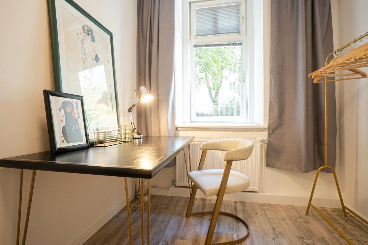 2-Room Apartment On The First Floor With Designer Renovation. Exit To The Courtyard. 15 Minutes To Schloss Schoenbrunn Wenen Buitenkant foto