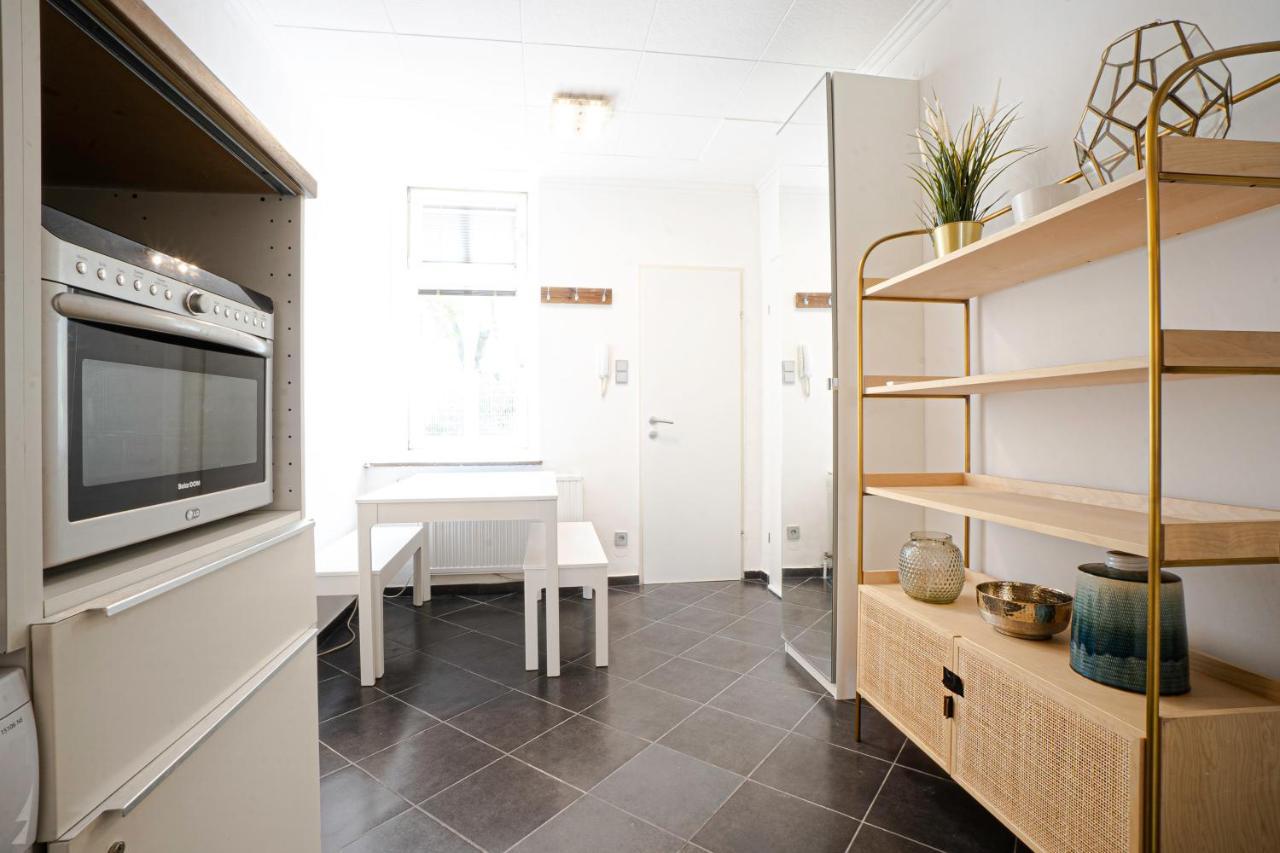 2-Room Apartment On The First Floor With Designer Renovation. Exit To The Courtyard. 15 Minutes To Schloss Schoenbrunn Wenen Buitenkant foto