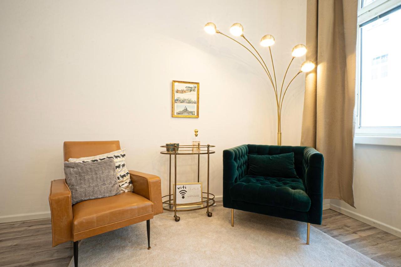 2-Room Apartment On The First Floor With Designer Renovation. Exit To The Courtyard. 15 Minutes To Schloss Schoenbrunn Wenen Buitenkant foto