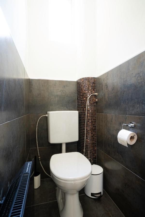 2-Room Apartment On The First Floor With Designer Renovation. Exit To The Courtyard. 15 Minutes To Schloss Schoenbrunn Wenen Buitenkant foto