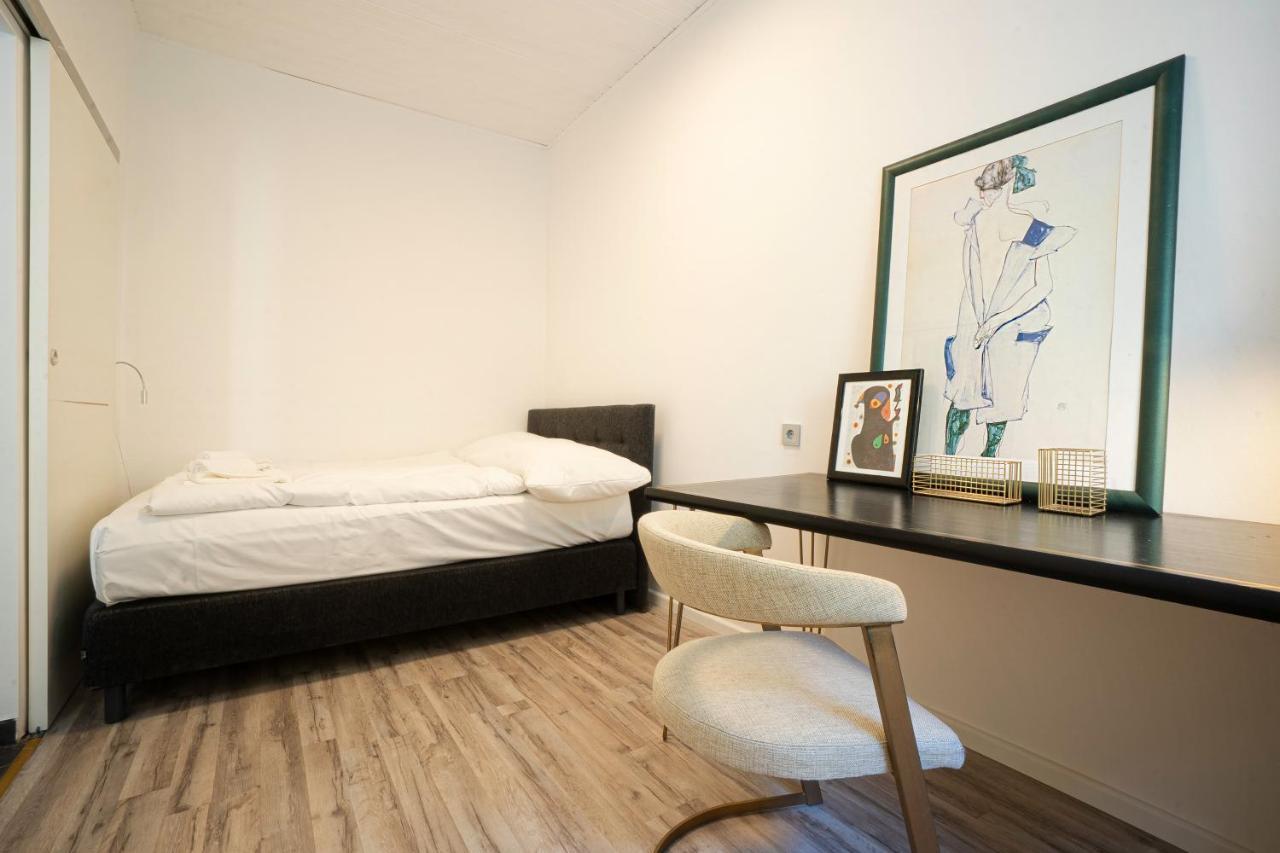 2-Room Apartment On The First Floor With Designer Renovation. Exit To The Courtyard. 15 Minutes To Schloss Schoenbrunn Wenen Buitenkant foto