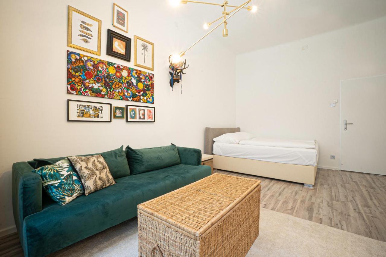 2-Room Apartment On The First Floor With Designer Renovation. Exit To The Courtyard. 15 Minutes To Schloss Schoenbrunn Wenen Buitenkant foto