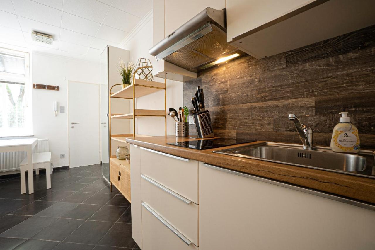 2-Room Apartment On The First Floor With Designer Renovation. Exit To The Courtyard. 15 Minutes To Schloss Schoenbrunn Wenen Buitenkant foto